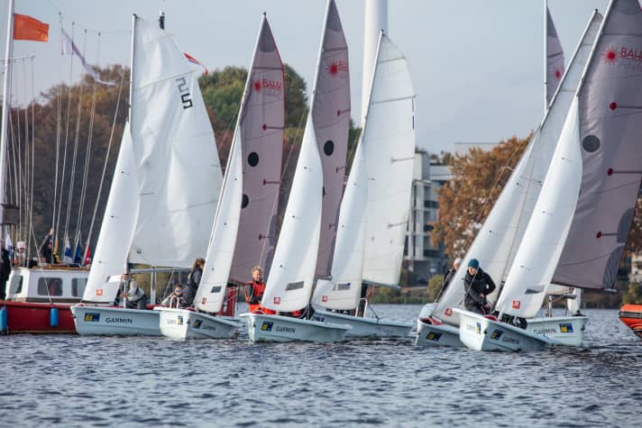   Les maîtres voiliers en action sur le lac Außenalster de Hambourg