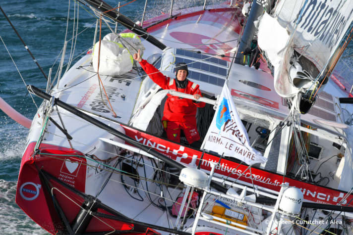   The British skipper Sam Davies started the Transat Jacques Vabre in high spirits, competing in the race with Nicolas Lunven, but in 18th place she did not start the race as quickly as expected