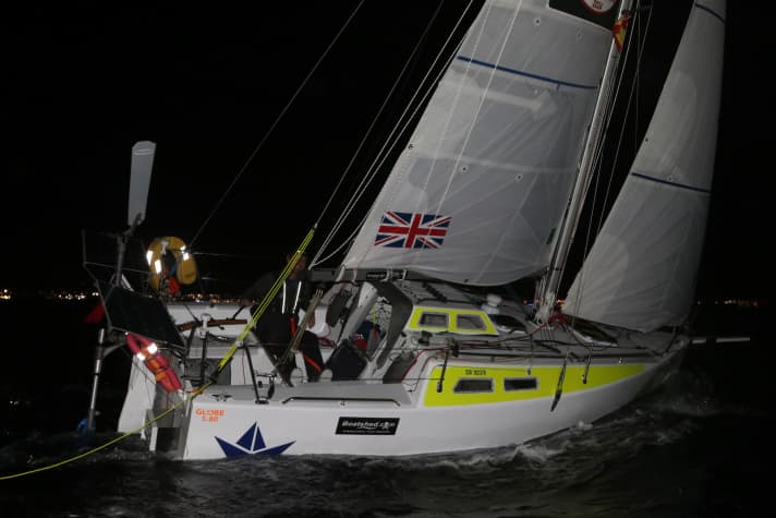   Peter Kenyon steuerte sein Boot bei Dunkelheit ins Ziel