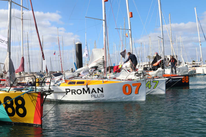   Kleine Boote vor dem großen Sprung über den Atlantik: Was vor eineinhalb Jahren als Vision begann, ist heute eine kleine Flotte von mit Sponsorenlogos beklebten Mini-Racern