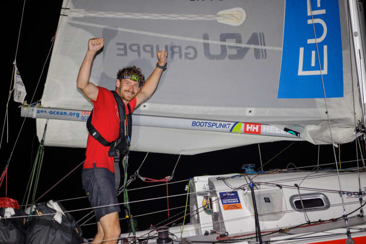   Lennart Burke in uno dei suoi momenti preferiti del Mini-Transat: l'arrivo