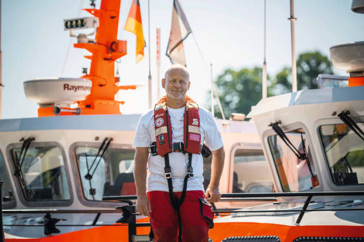   Thomas Baumgärtel, 55 anni, si reca alle postazioni dei volontari sulla nave scuola