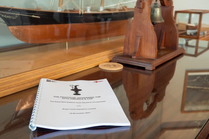   Ein Exemplar des neuen Protokolls in der Royal New Zealand Yacht Squadron in Auckland