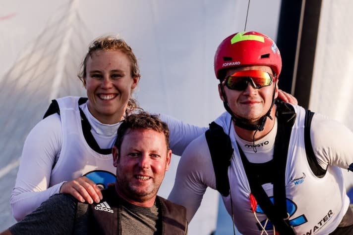   Die WM-Bronzemedaillen-Gewinner Paul Kohlhoff und Alica Stuhlemmer mit ihrem Coach Marcus Lynch