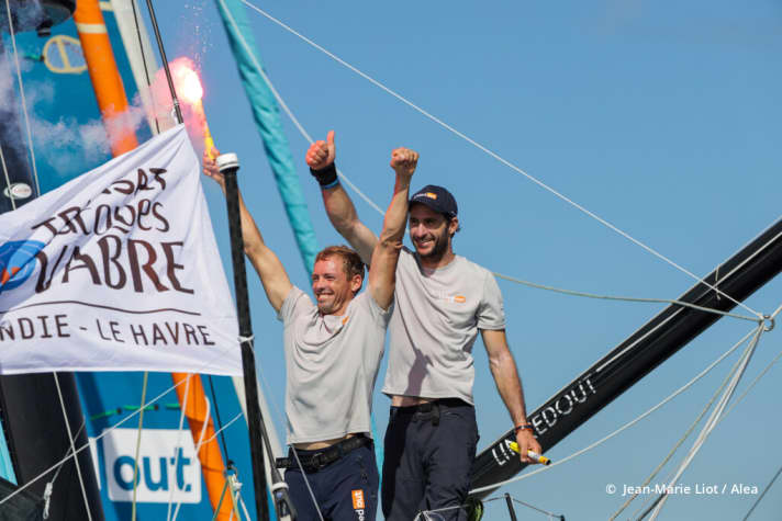   Wenn man Glück beim Anblick eines Bildes spüren kann: die stolzen Imoca-Sieger Thomas Ruyant (l.) und Morgan Lagravière