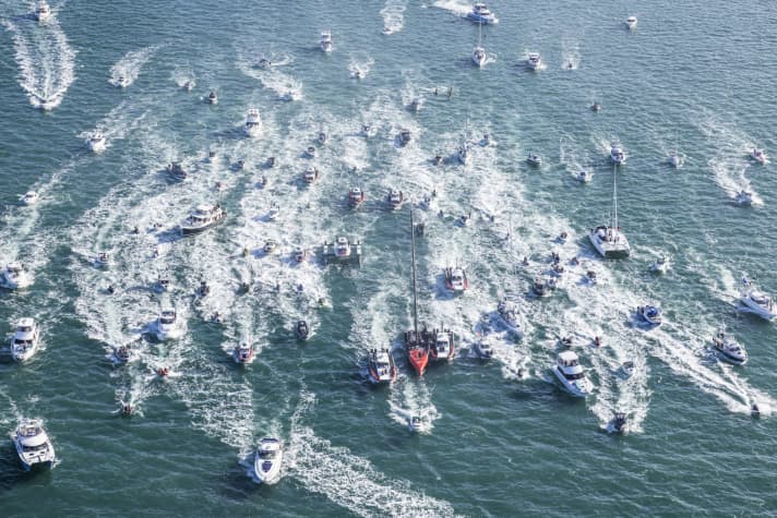   Les supporters néo-zélandais rêvent de vivre de telles scènes sur leur territoire dans le golfe de Hauraki, mais pour l'instant, tout semble indiquer que la défense se fera sur un territoire d'outre-mer.