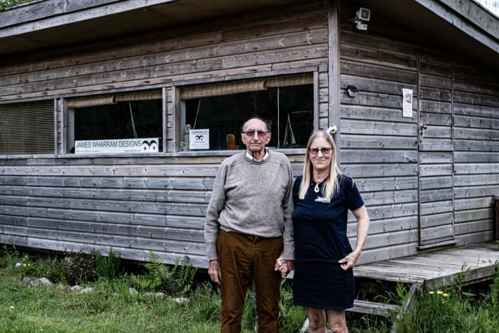   James Wharram et son épouse Hanneke Boon à l'été 2021 à leur domicile en Cornouailles ...