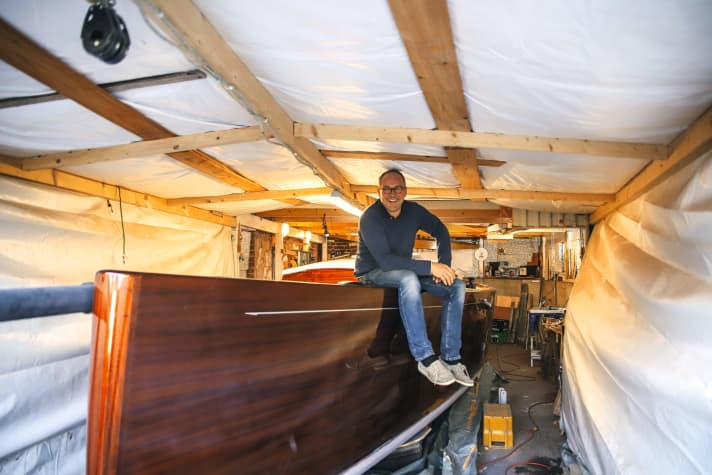   Hull length 9.50 m; width 2.75 m; weight 2.3 tonnes; price: not for sale