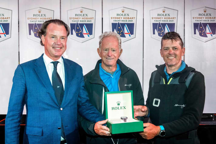   I vincitori e l'uomo con l'orologio (da destra): lo skipper di "Black Jack" Mark Bradford, l'armatore Peter Harburg e Benoit Falletti di Rolex Australia