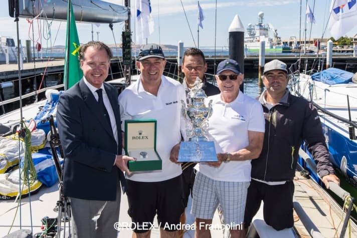   Der stolze Gesamtsieger Matt Allen mit Crew-Mitgliedern, Tattersall Cup und Rolex