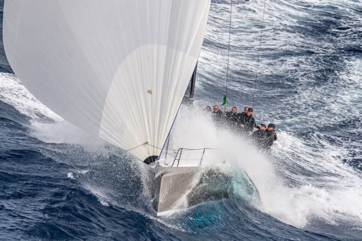   L'imbarcazione svizzera 52 "Caro" di Maximilian Klink è pronta per la regata con molte celebrità dei circoli olimpici e dell'America's Cup, alla quale partecipano anche molti team amatoriali.
