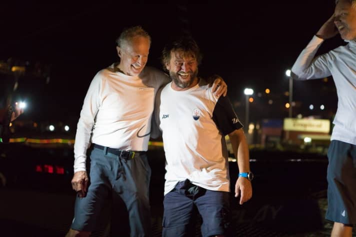   Cette photo a été prise lors de la RORC Transatlantic Race 2018. Peter Cunningham, propriétaire de "PowerPlay", Giovanni Soldini, moteur de "Maserati", et leurs équipages sont tous deux de retour dans la course. Actuellement, l'équipe de Cunningham, sur le bateau de tête, a les meilleures cartes en main dans la lutte pour les "Line Honors" et un nouveau record de course.