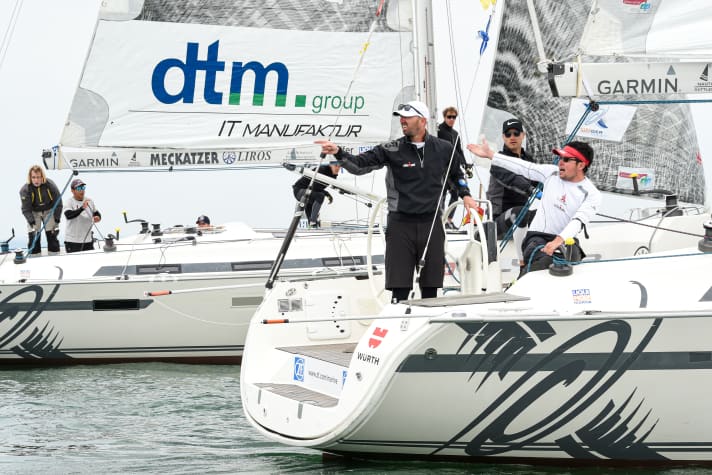  Auf den Matchrace-Kursen geht es zur Sache: Hier diskutiert die Crew um Dejan Presen eine Entscheidung