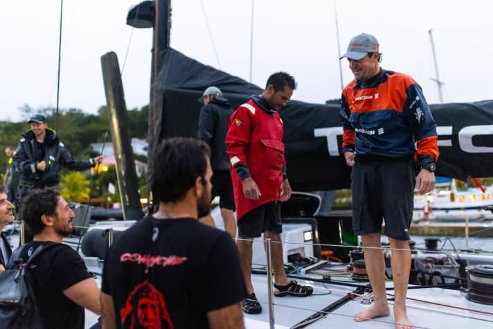   Gesto corretto: i membri dell'equipaggio di "Comanche" salutano Team Trifork nel porto di destinazione
