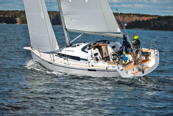   Hull length 11.28 m; width 3.80 m; weight 6.85 tonnes; price 345,800 euros