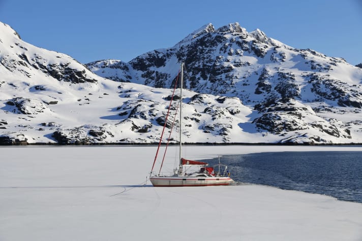   Ankern im Eis. Die Crew muss sorgfältig planen, um nicht zu riskieren, mit dem Boot einzufrieren
