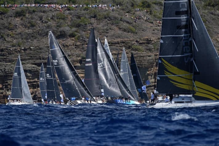   Impression of the start of the IRC 1, 2 and CSAS divisions. The spectators have the best views on land...