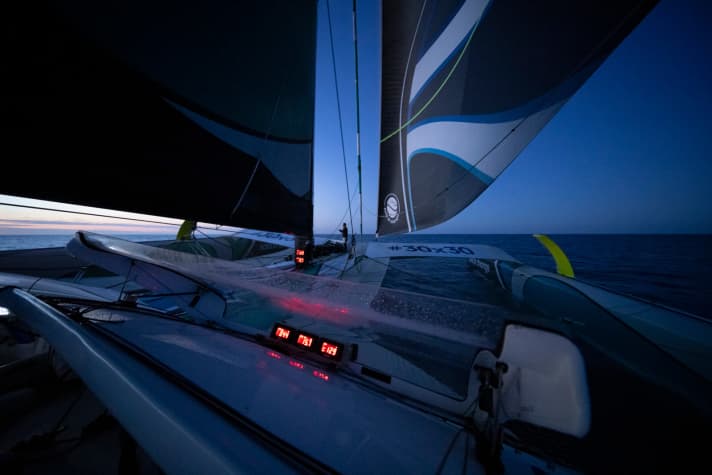   "Sails of Change": Der Maxi-Trimaran wird nach seinem Winter-Refit in der Bretagne auf die neue Saison vorbereitet