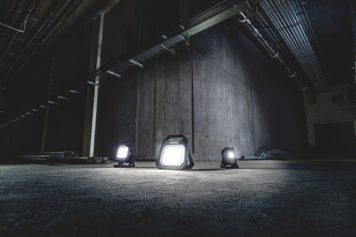   Sur cette illustration, on peut voir les proportions réelles des projecteurs à LED Metabo.