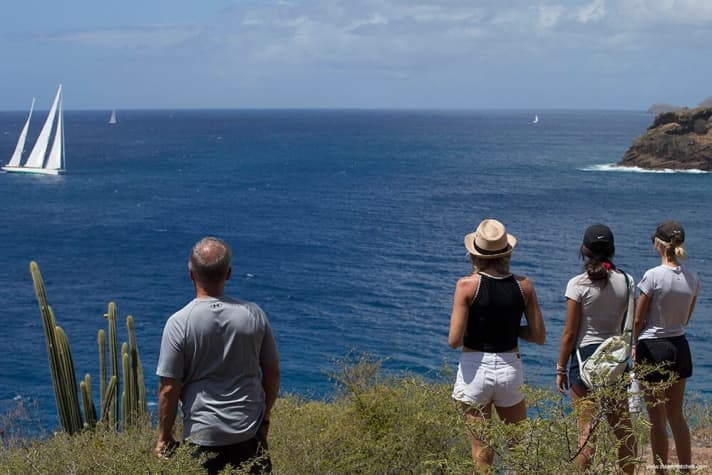   Ici, le ketch de 180 pieds "Kamaxitha" s'engouffre dans la belle image des spectateurs à terre