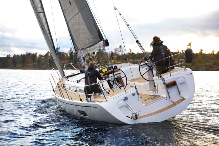   Hull length 12.15 m; width 3.95 m; weight 8.7 tonnes; price 400,000 euros