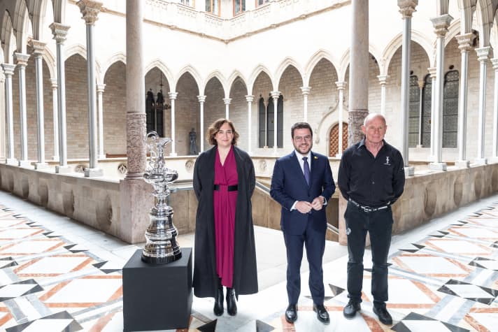   Les co-architectes du deal de Barcelone : Grant Dalton (CEO Emirates Team New Zealand), Pere Aragonés (président du gouvernement catalan) et la maire de Barcelone Ada Colau avec l'objet de leur convoitise.