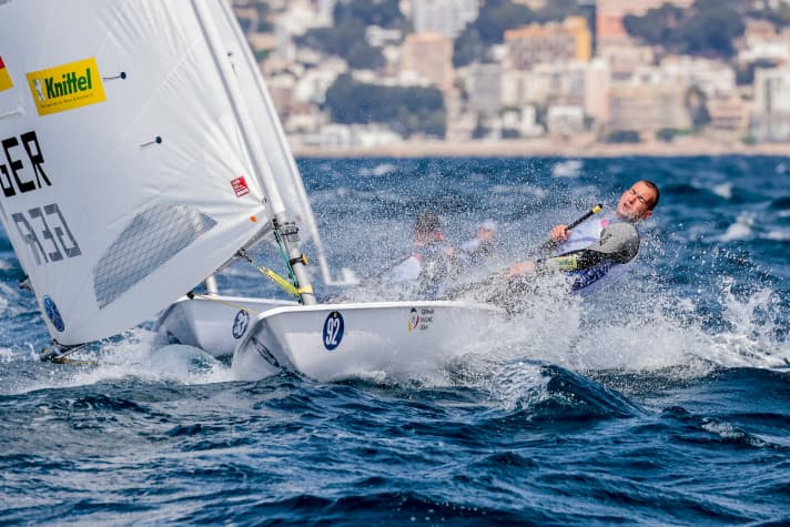   Belle étude de Sailing Energy par le navigateur Ilca-7 Nico Naujock de l'association Seglerhaus am Wannsee, qui a obtenu de bons résultats au départ avec les 8e, 6e, 13e et 7e places et qui était le deuxième meilleur barreur allemand après quatre manches, à la 22e place de la flotte du mastodonte.
