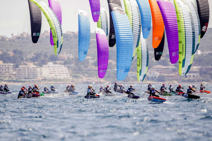   Hier sorgen die Akteurinnen in der neuen olympischen Segeldisziplin Formula Kite für ein ebenso rasantes wie farbenprächtiges Spektakel vor Mallorcas Küste