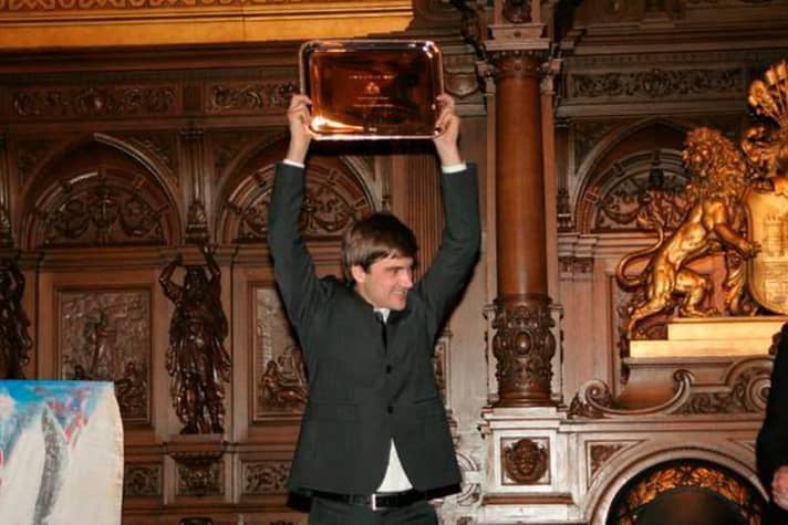   Lange her und wie aus einer anderen Zeit: 2010 wurde Boris Herrmann schon einmal im Rathaus geehrt, damals für und mit der "Beluga Racer", die ihn und seinen Co-Skipper Felix Oehme im Portimão Global Race zum Sieg getragen hatte