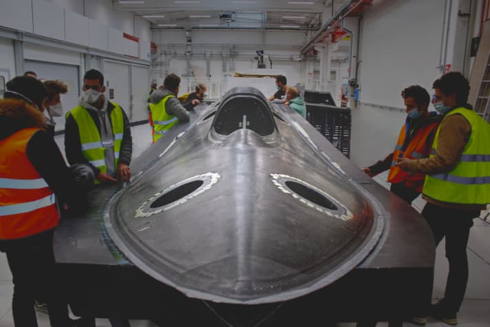   Der fertige Rumpf, gebaut in der Persico-Werft, berühmt für Top-Racer wie Open 60s und AC-Boote