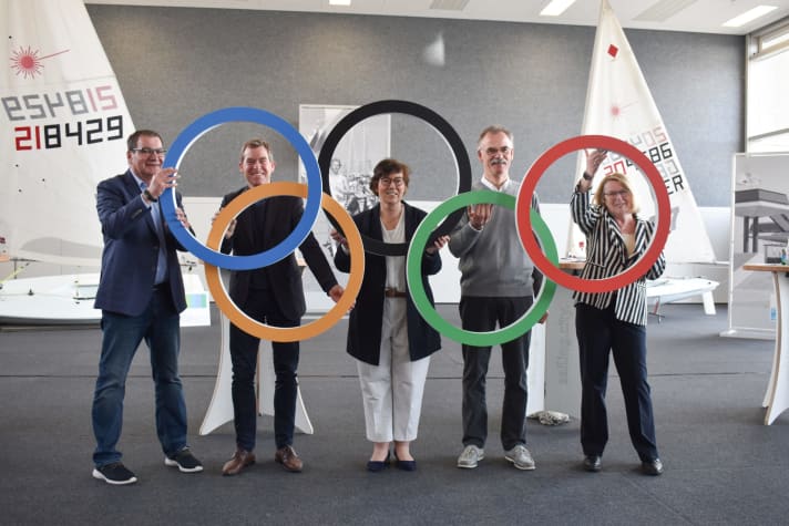   Ready for the anniversary celebrations: Kiel's Lord Mayor Ulf Kämpfer (2nd from left), DSV President Mona Küppers (right), Schleswig-Holstein's Minister of the Interior Sabine Sütterlin-Waack, Head of Sports Gerwin Stöcken and Kiel Yacht Club Vice President Dr Martin Lutz presented the programme for the anniversary celebrations 50 years after the 1972 Olympics in Kiel-Schilksee this week