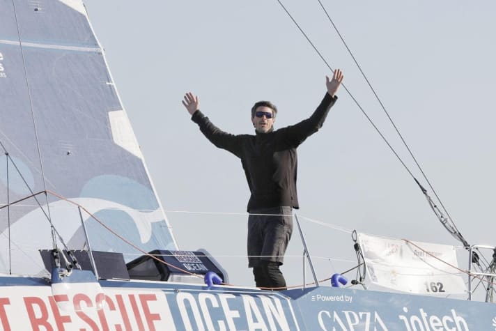   Lo skipper del terzo Class 40 al traguardo e felice: lo skipper del "Project Rescue Ocean" Axel Tréhin alza le braccia in alto