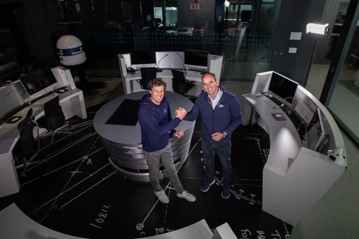   La stretta di mano che suggella l'inizio della campagna: Il direttore della Ocean Race Richard Brisius (a destra) e Paul Meilhat presso la sede dell'organizzazione della regata ad Alicante.