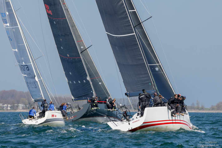   Consolidamento nella fase post-partenza: l'esperto equipaggio di "Intermezzo" di Jens Kuphal, con il tattico Robert Stanjek e il regolatore di randa Max Gurgel, ha iniziato bene l'allenamento nell'area antistante il Centro Olimpico di Kiel-Schilksee.