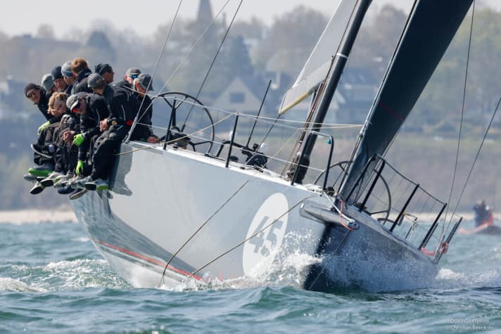   Il Mills 45 "Halbtrocken 4.5" di Michael Berghorn ha navigato al largo di Strande con un equipaggio regolare e un evidente appetito per la stagione. Il team con Berghorn al timone, il tattico danese Jes Gram Hansen e il professionista olandese dell'offshore Frans Hinfelaar alla randa ha brillato sabato con un'eccezionale manovra di recupero alla boa di sottovento, linee sicure e buona velocità.