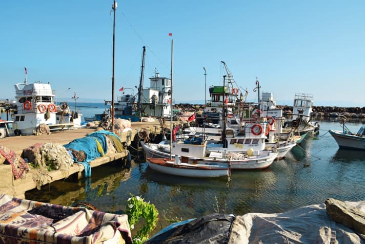   Nei piccoli porti di pesca lungo la costa c'è sempre posto per l'"Omen".