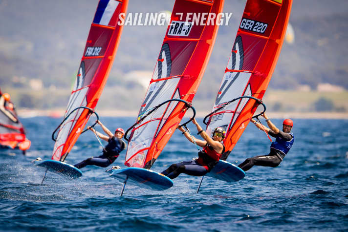   Surf ai massimi livelli al largo di Hyères: Sebastian Kördel (Norddeutscher Regatta Verein, nella foto a destra) è al secondo posto dietro a Nicolas Goyard e davanti al connazionale Clément Burgeois nel "sandwich francese" prima degli ultimi giorni dell'iQFoil