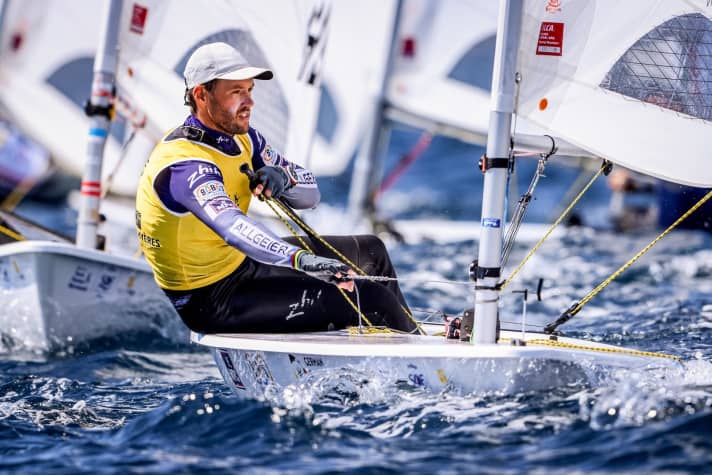   Seine überragende französische Woche musste der Leistungsträger mit einem kleinen Dämpfer abschließen. Dennoch zählt Laser-Weltmeister Philipp Buhl nach den erneut gezeigten Top-Ergebnissen, darunter allein fünf Rennsiege, zum Favoritenkreis für die WM im kommenden Monat in Mexiko. Er selbst tippt, dass etwa acht Steuerleute für den Titel in Frage kommen