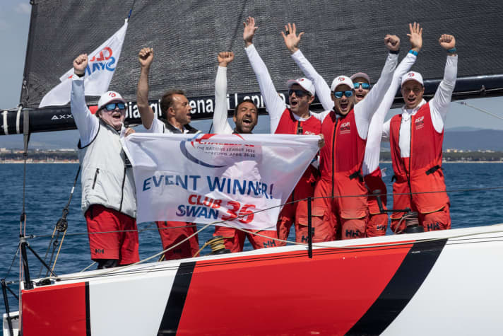   L'équipage du "G Sport" exulte après sa victoire dans le ClubSwan 36