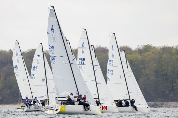   Douze J/70 au départ