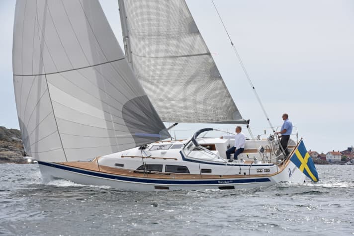   L'HR 340 (qui ancora con il teak) è uno dei primi yacht a essere equipaggiato con il decking in PU di Ecodeck.