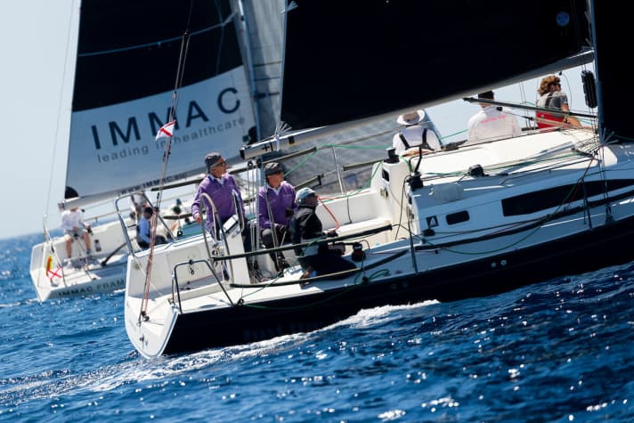   Ici en arrière-plan, mais fortement mis en avant dans sa classe lors de la régate : l'"Immac Fram" avec l'équipage autour de Kai Mares