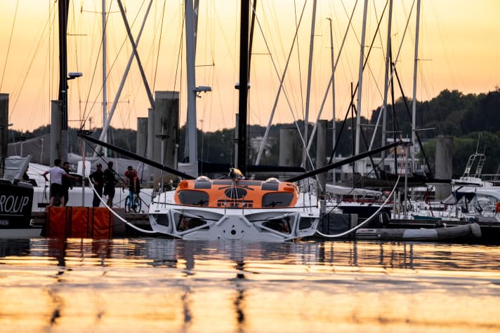   Das Boot aufgeriggt am Liegeplatz nach einem langen Tag