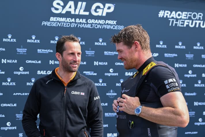 Tom Slingsby (à droite), dominateur de SailGP, et Sir Ben Ainslie, "Monsieur Olympia", en pleine discussion dans la zone d'interview du Hamilton Princess & Beach Club.