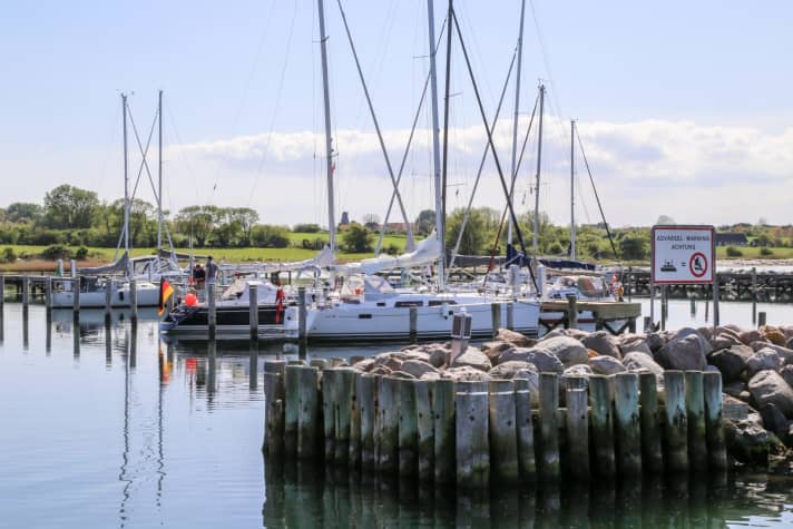   Le joli port n'est généralement aussi vide qu'en avant et arrière-saison.