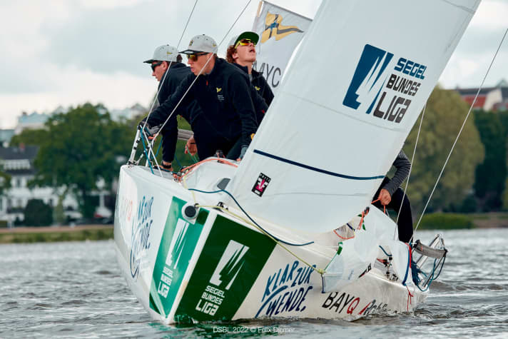   Falls mal jemand ein Symbolbild für Konzentration beim Regattasport braucht: Die Crew vom Münchner Yacht-Club demonstriert sie hier geballt. Das führte beim Liga-Auftakt auf Tabellenplatz acht