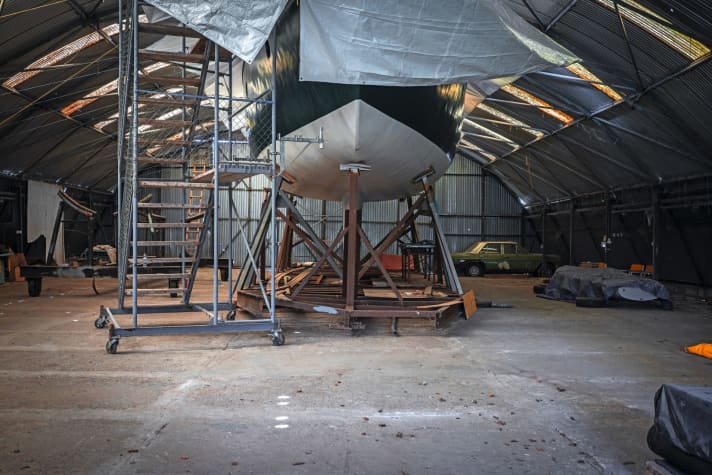   Un cantiere esclusivo. Avalon" troneggia nel salone come una regina. Solo una Benz e un gommone condividono l'alloggio.