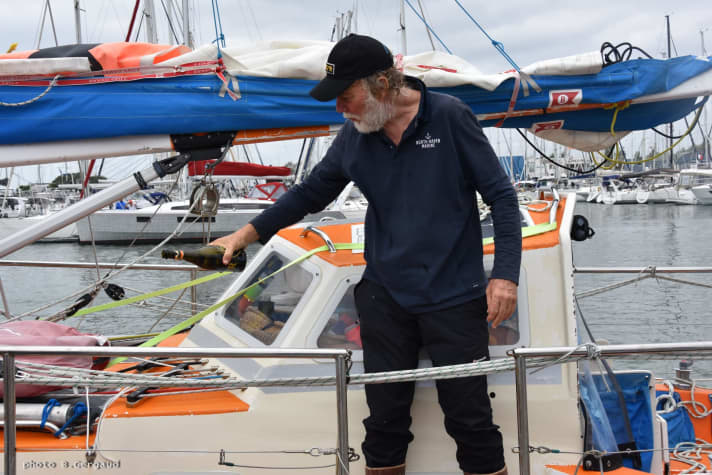   Erster Schluck fürs Schiff – seine Lello 34 trug den Skipper schließlich einmal um die Welt