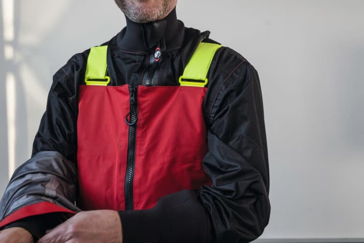   Der Anzug wird unter gewöhnlichem Ölzeug getragen