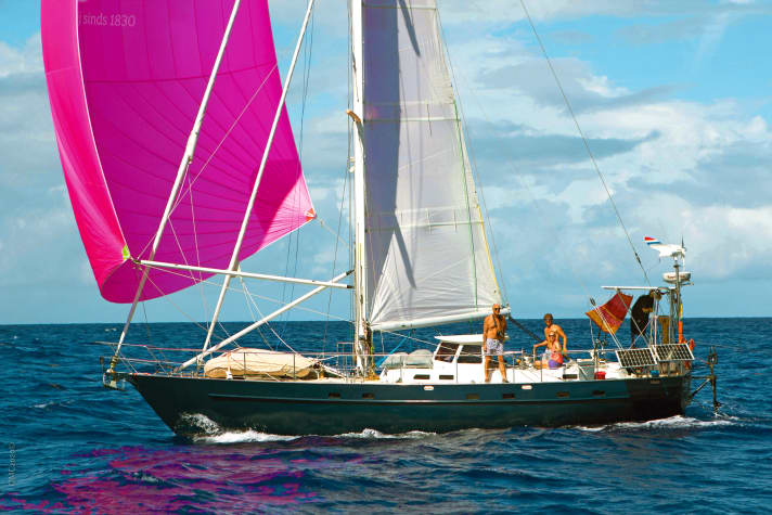   Die Koopmans 44 "Blue Beryl". Sie hat schon eine Weltumsegelung hinter sich. 2018 hat das Paar sie komplett refittet, 2020 ein neues Rigg angeschafft. Warum der Mast runterkam, weiß niemand